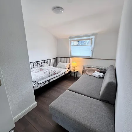 Four 6 Gaeste, Kein Feiern Oder Partys *