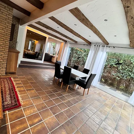 Four 6 Gaeste, Kein Feiern Oder Partys *