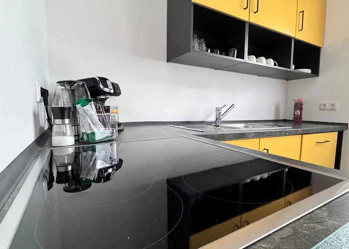 Four 6 Gaeste, Kein Feiern Oder Partys 居特斯洛