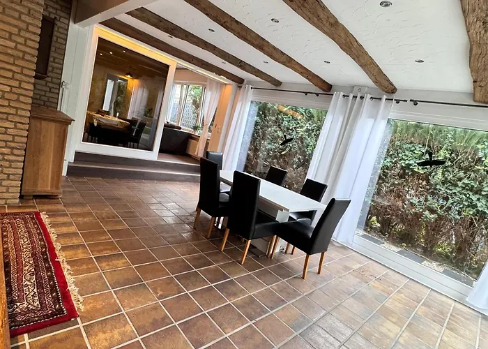 Four 6 Gaeste, Kein Feiern Oder Partys *